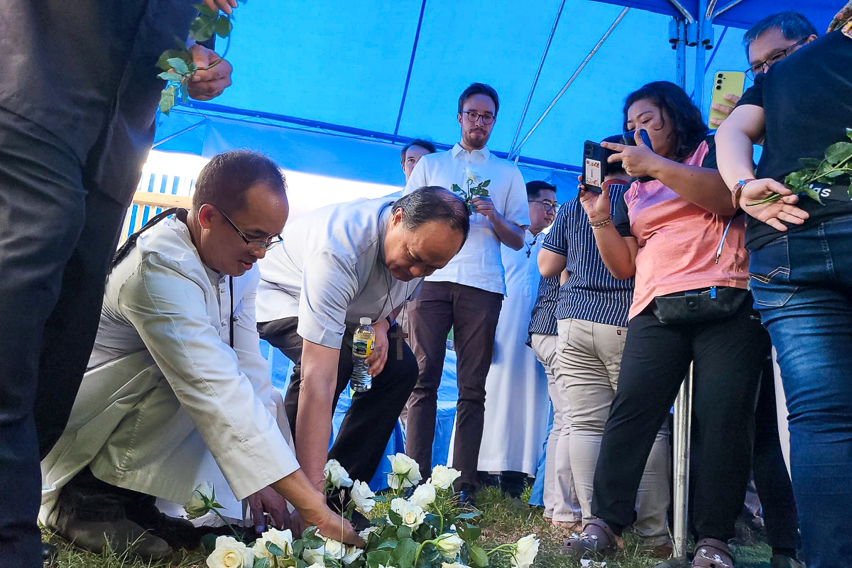 Le cardinal David, président des évêques philippins, en novembre 2023 lors de l’inauguration d’un mémorial en l’honneur des victimes de la guerre de Duterte contre la drogue.