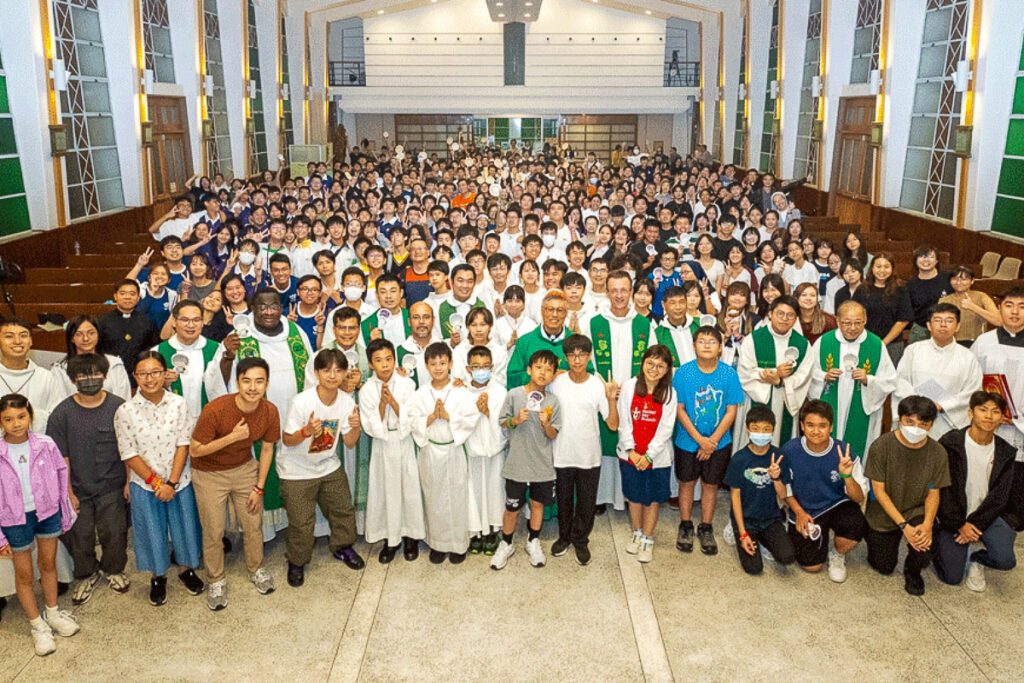 Le cardinal Stephen Chow, évêque de Hong-Kong, avec les participants d’une Journée diocésaine de la jeunesse qui a eu lieu le 22 septembre dernier.