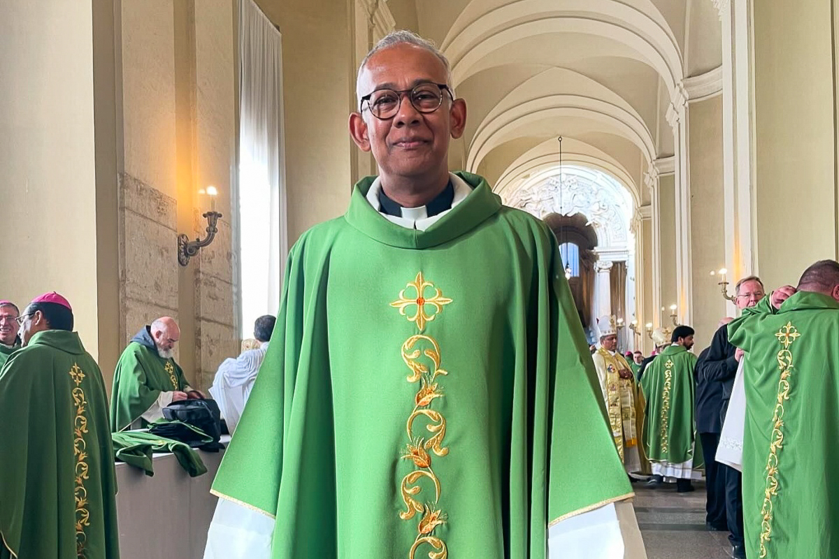 Le père Clarence Devadass, le dimanche 27 octobre lors de la messe de clôture du Synode sur la synodalité au Vatican.