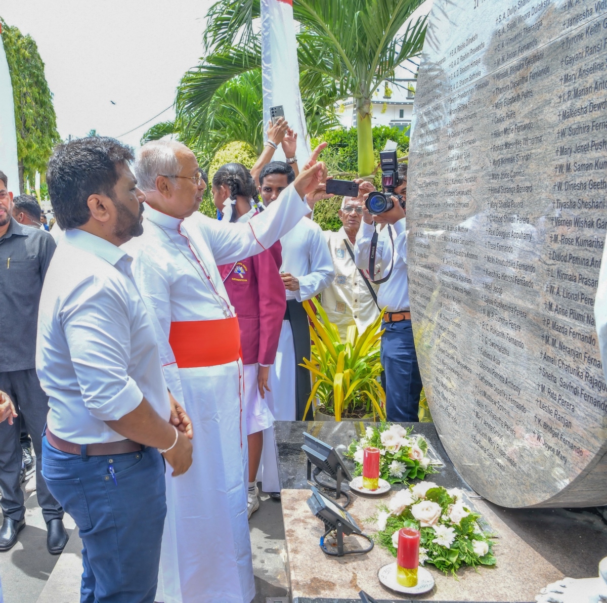 Le président Dissanayake et le cardinal Ranjith devant le mémorial érigé en mémoire de près d’une centaine de victimes tuées dans l’église de Negombo.