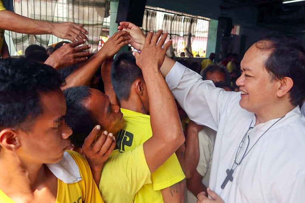 Mgr David en visite dans une prison de la ville de Caloocan, en 2018.