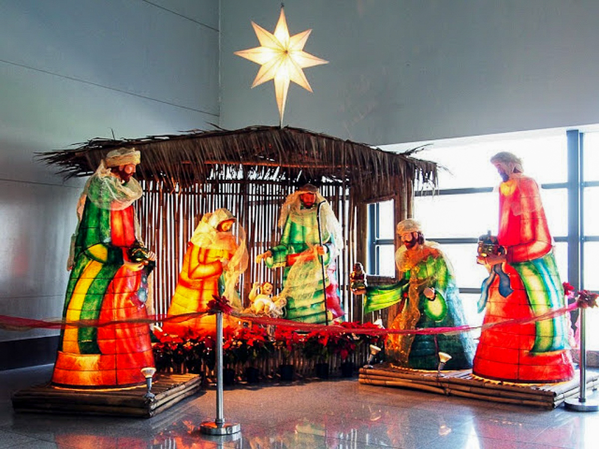 Une crèche installée dans un centre commercial durant les festivités de Noël. Sur le toit, l’étoile traditionnelle philippine ou parol y est souvent représentée.