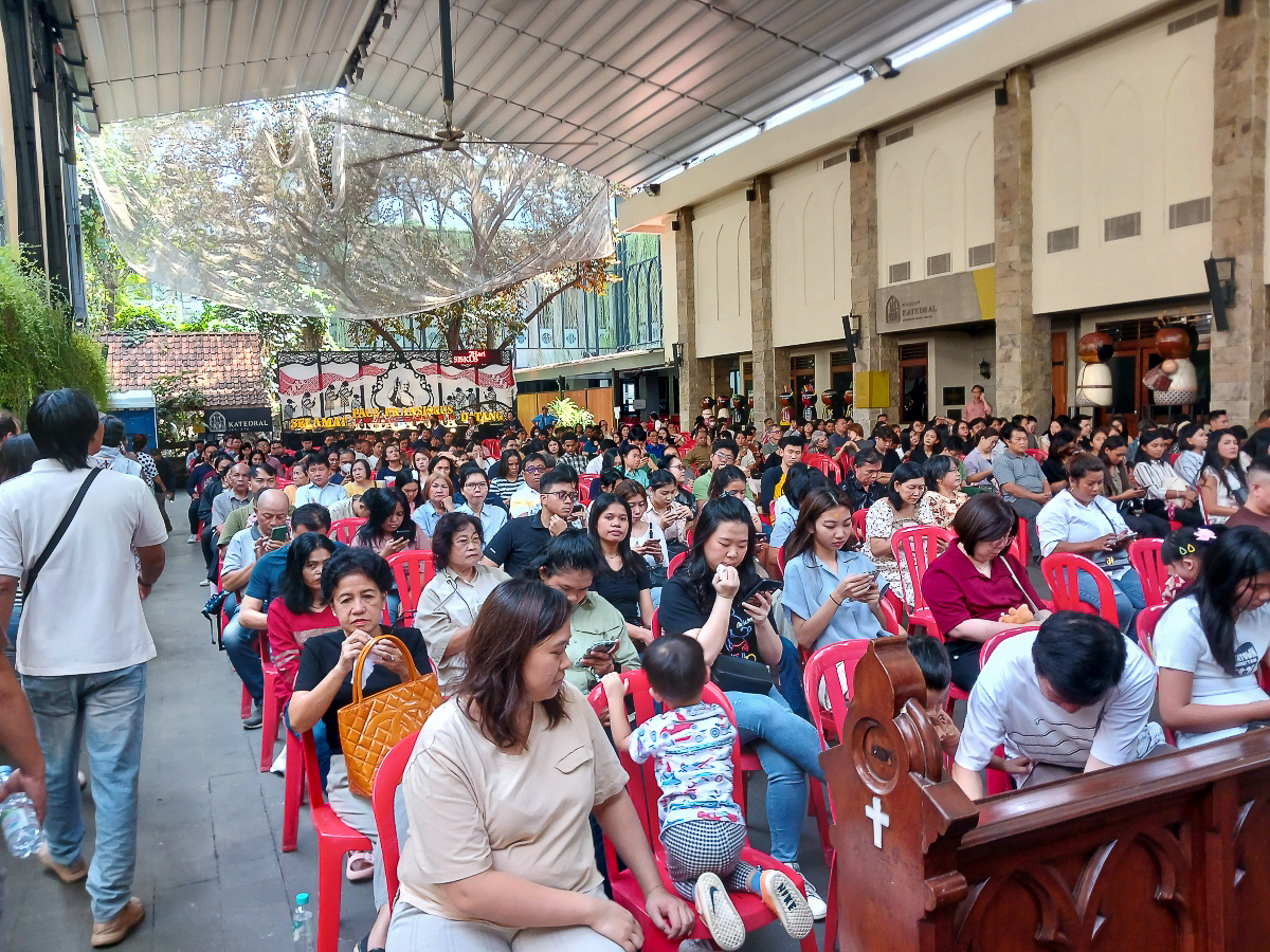 Une messe dominicale célébrée devant la cathédrale de Jakarta, fin août 2024.