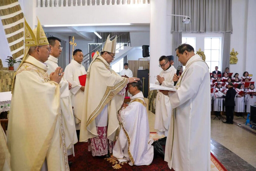 Une ordination épiscopale en Chine, en janvier 2024 à Shaowu (Fujian). Le dernier rapport de l’USCIRF met l’accent sur la sinisation des religions en Chine.