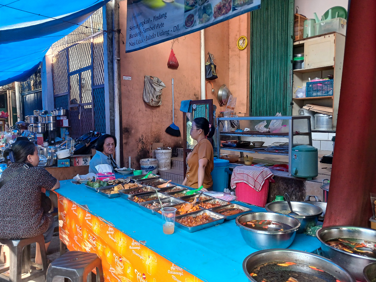 Une scène de rue de Jakarta.