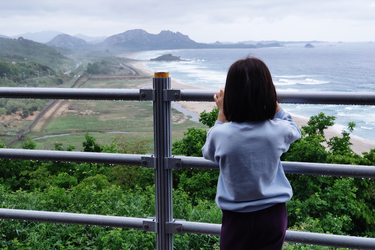 La mer de l’Est et les monts Kumgang (au sud-est de la Corée du Nord) depuis l’Observatoire de la réunification de Goseong (à l’extrême nord-est de la Corée du Sud, près de la zone démilitarisée).