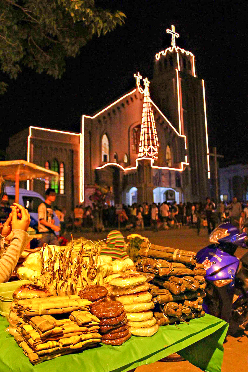 La Neuvaine ou Simbang Gabi du 15 au 24 décembre se déroule la nuit. L’église ne peut en général contenir la foule qui s’y presse. Des vendeurs y déambulent avec des gâteaux de riz et de cassave.