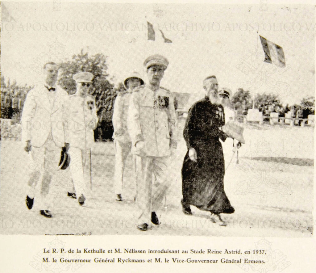 Le Père de la Kethulle et M. Nélissen introduisant au Stade Reine Astrid en 1937 M. le Gouverneur général Ryckmans et M. le Vice-Gouverneur général Ermens. (AAV, Archivio Nunziatura Congo (Kinshasa), Busta 72, fasc. 247, fol. 161v).