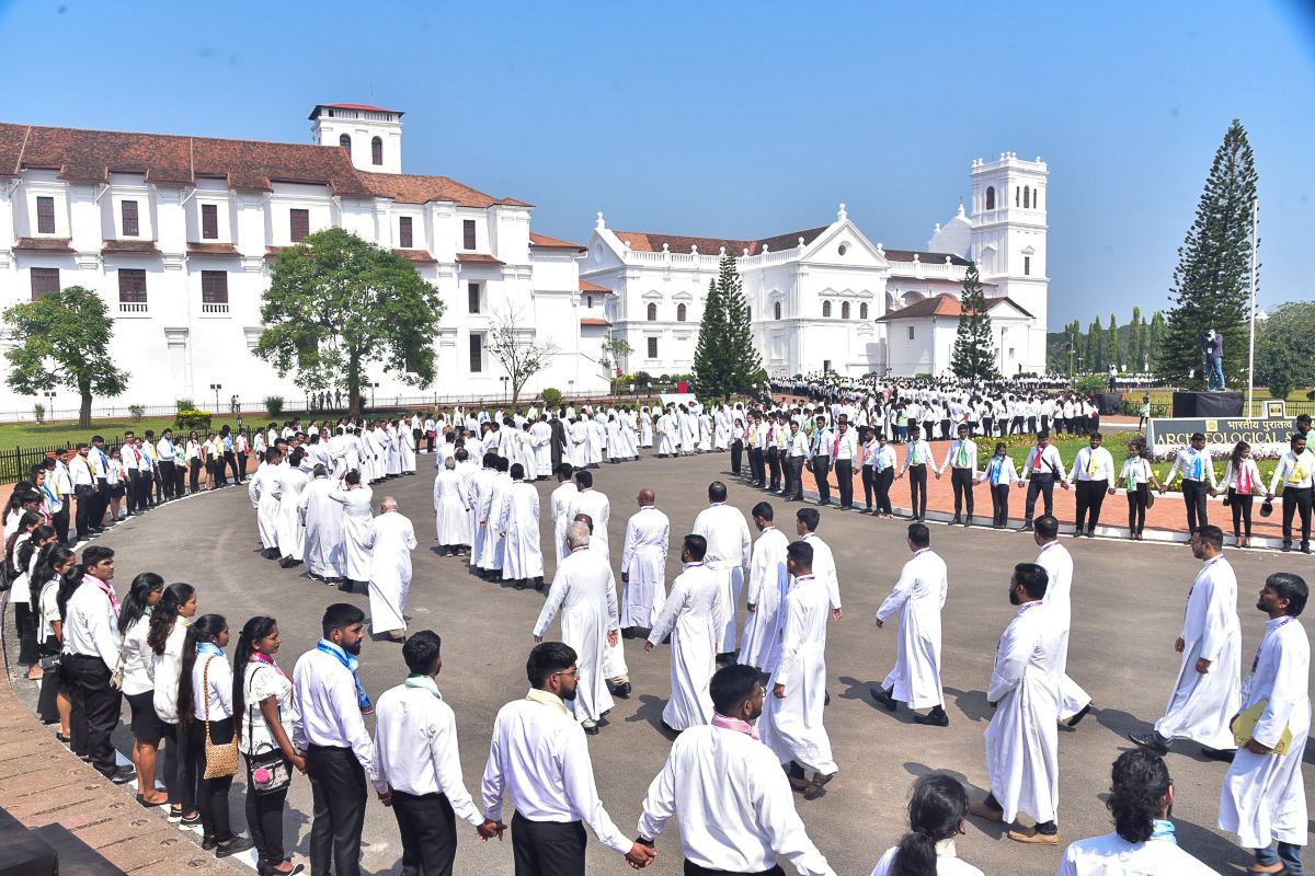 Ce jeudi, une chaîne de 2 000 personnes entourait la procession des reliques jusqu’à la cathédrale de Goa.