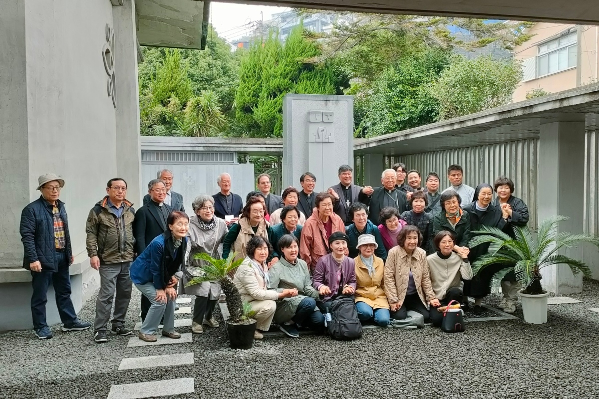 Des catholiques coréens et japonais le 15 novembre à Nagasaki, lors d’une messe en mémoire des martyrs Kaiyo (un Coréen béatifié en 1876) et Diego Koichi (un Japonais).