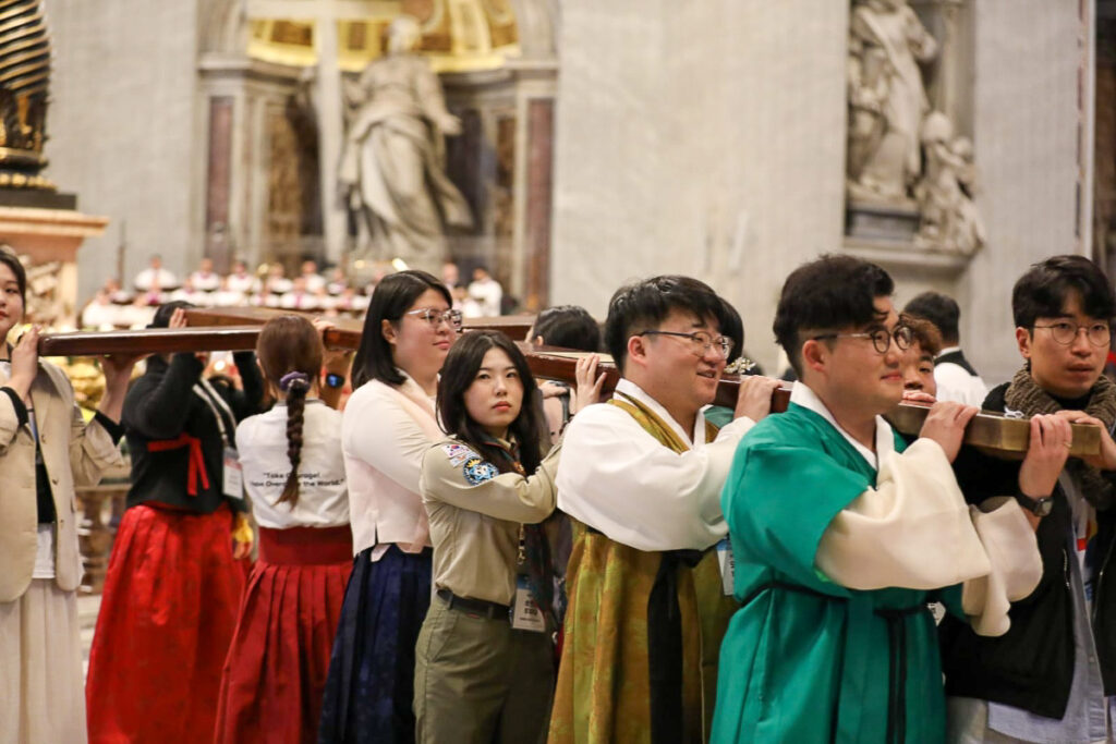 Des jeunes catholiques sud-coréens portant la croix des JMJ, le dimanche 24 novembre 2024 dans la basilique Saint-Pierre à Rome.