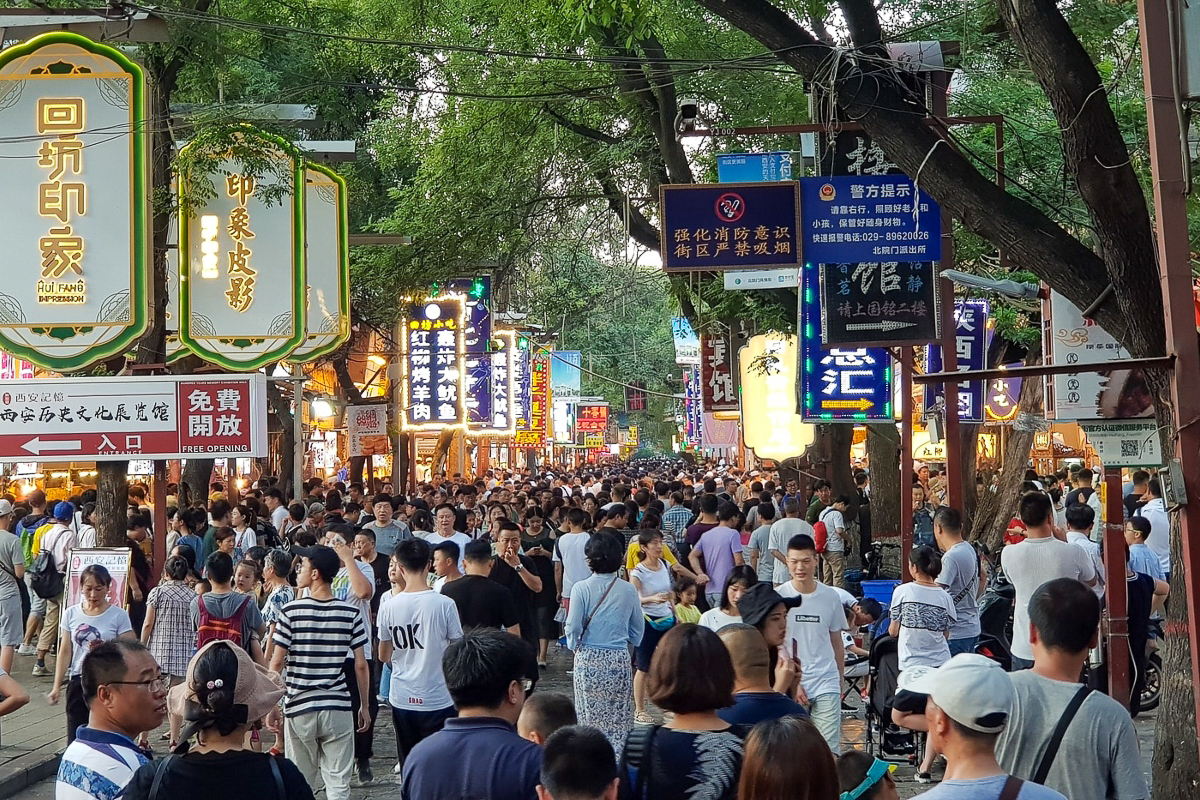 Des passants dans une rue de la ville de Xian (province du Shaanxi, dans le centre de la Chine).