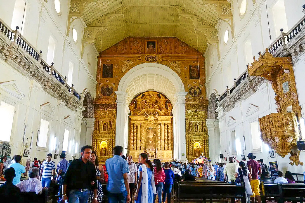 Des visiteurs dans la basilique du Bon-Jésus, Vieux-Goa, où sont conservées les reliques de saint François Xavier. L’exposition décennale des reliques a débuté le 21 novembre.