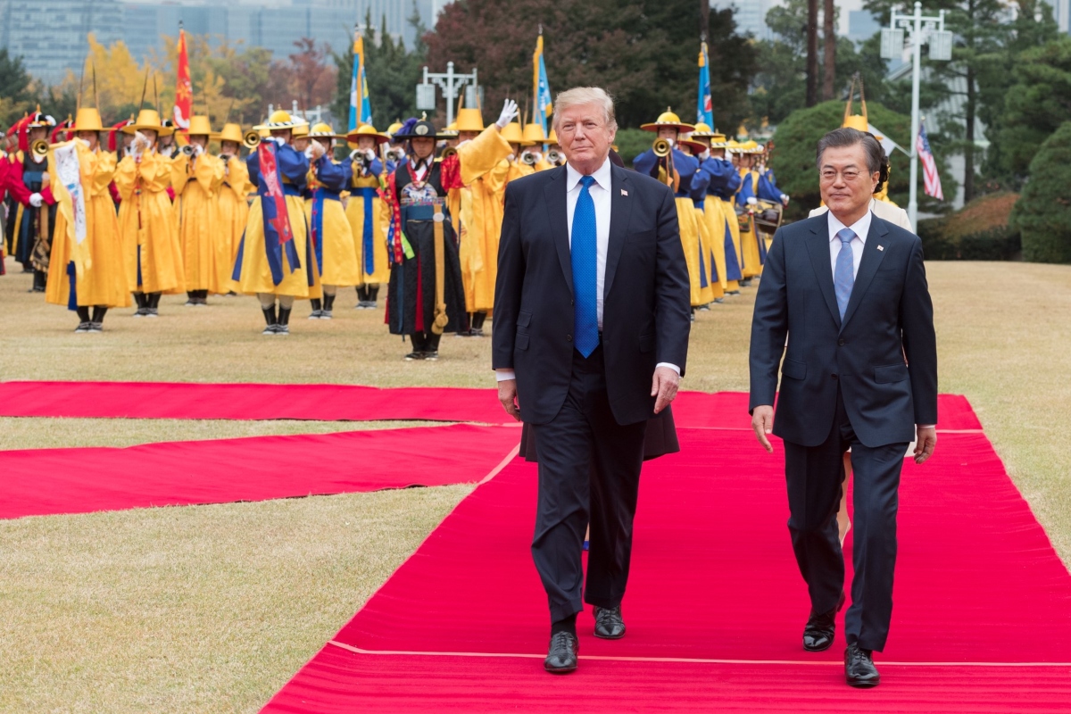 Donald Trump avec l’ex-président sud-coréen Moon Jae-in, en novembre 2017 lors d’une visite en Corée du Sud.