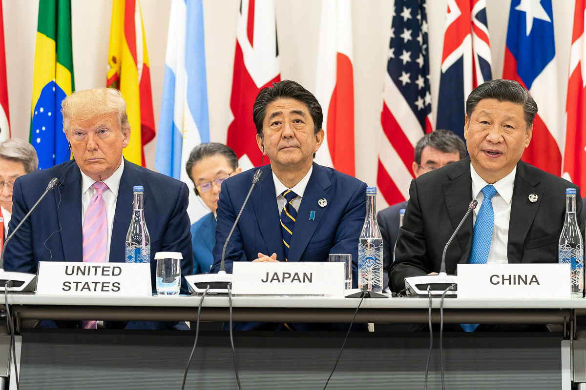 Donald Trump, l’ancien premier ministre japonais Shinzo Abe et le président chinois Xi Jinping, en 2019 lors du G20 à Osaka, Japon.