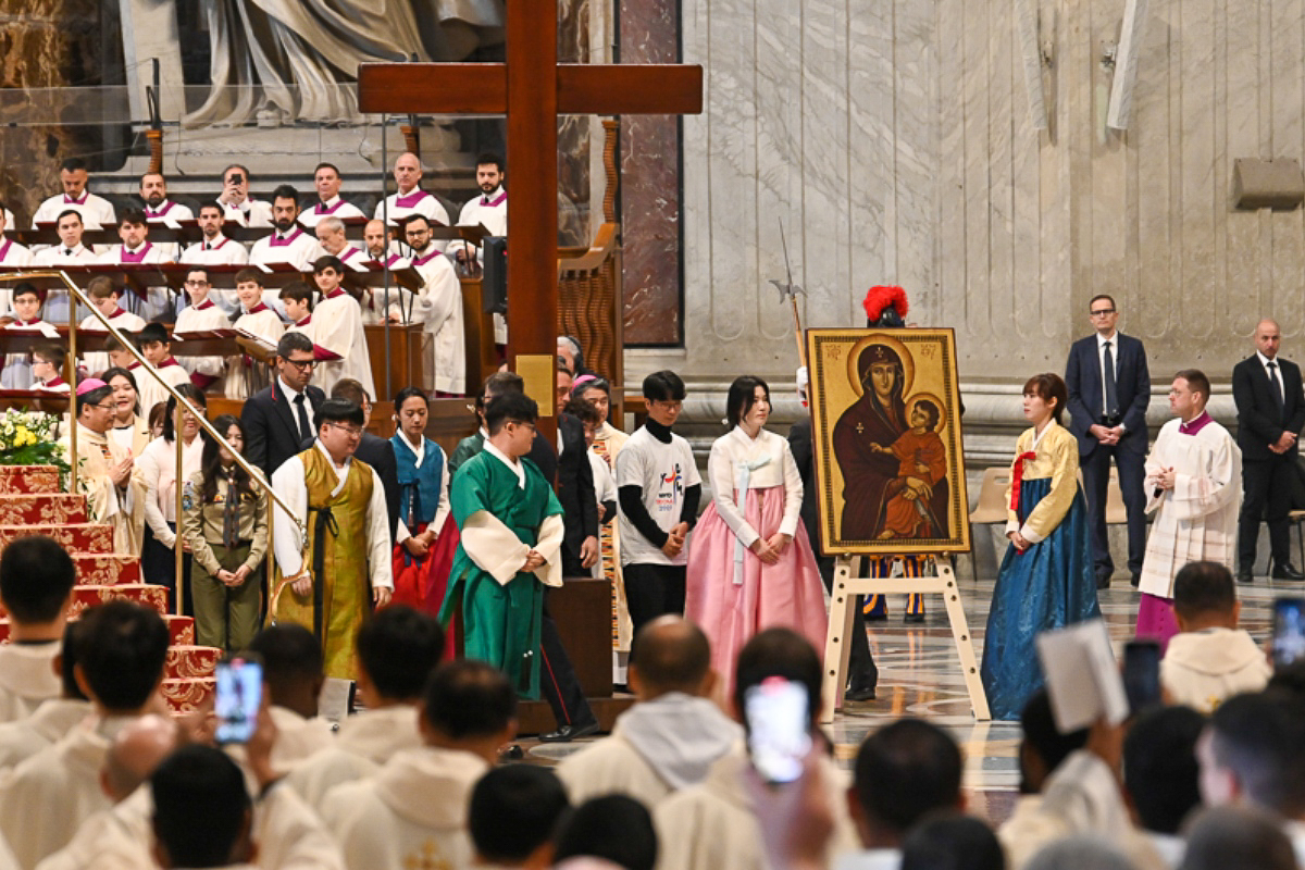 La Croix des JMJ et l’icône mariale Salus Populi Romani, symboles des JMJ, le 24 novembre avec la délégation coréenne.