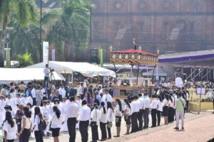 La procession des reliques de saint François Xavier, de la basilique de Bom Jesus à la Sé Cathedral de Vieux-Goa, le jeudi 21 novembre.