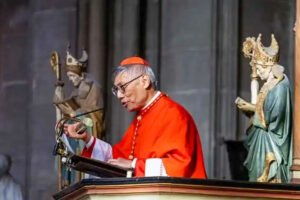 Le cardinal Chow de Hong-Kong, dans la cathédrale de Canterbury lors d’un sommet œcuménique en janvier 2024.