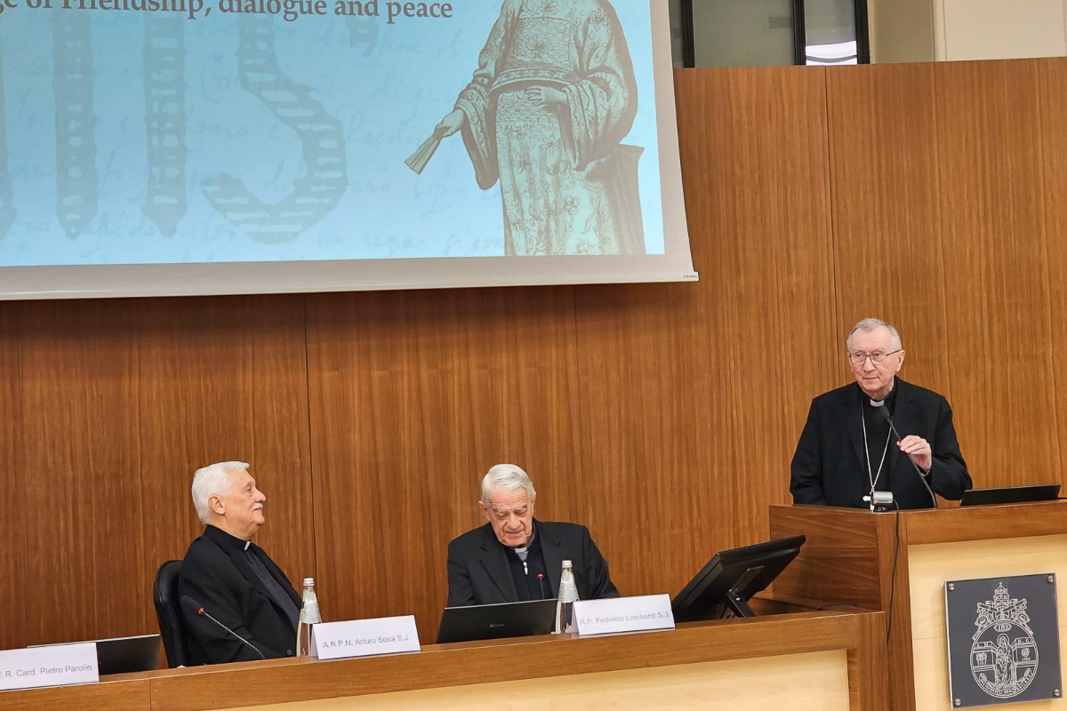 Le cardinal Parolin (à droite) lors d’une conférence organisée le 15 novembre à Rome sur « Matteo Ricci, un héritage d’amitié, de dialogue et de paix ».