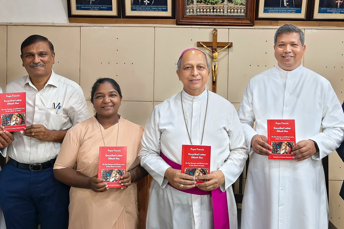 Mgr Anil Couto avec des prêtres et des responsables laïcs, le 3 novembre à l’archevêché de New Delhi lors du lancement de l’édition indienne de l’encyclique Dilexit Nos.