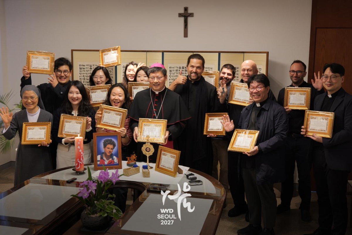 Mgr Chung, archevêque de Séoul, les pères Conquer et Blot (MEP) et un groupe de catholiques coréens, le 15 novembre devant les reliques du bienheureux Carlo Acutis.