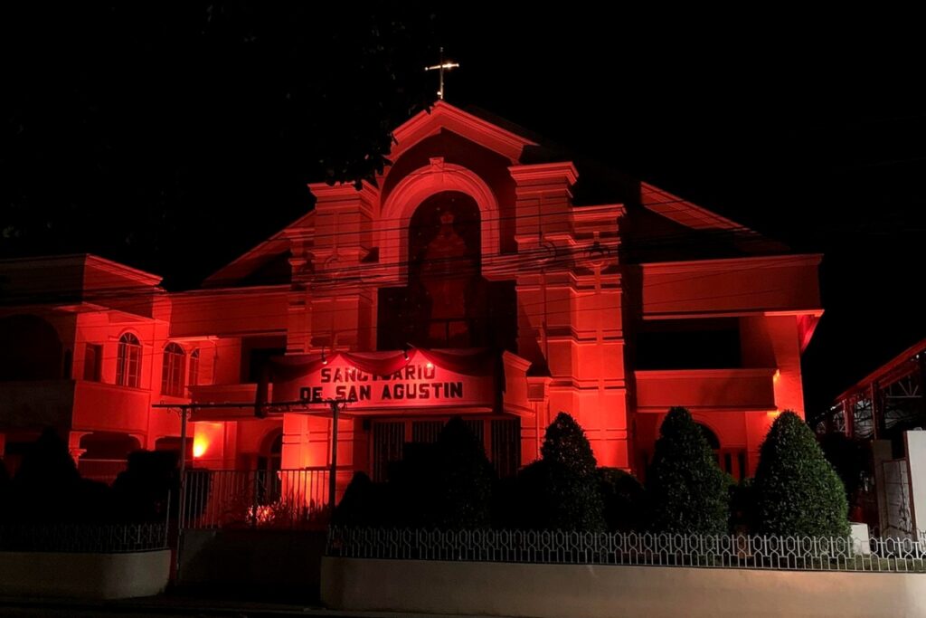 La paroisse Saint-Augustin de Santa Ana (province de Pampangue, au nord-ouest de Manille), illuminée en rouge en novembre 2023.