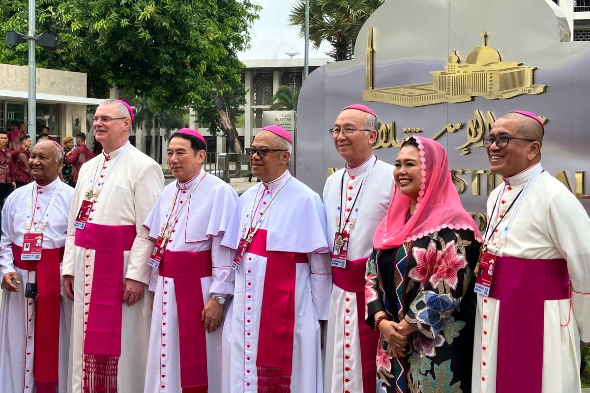 Plusieurs évêques indonésiens devant la mosquée Istiqlal de Jakarta, septembre 2024.