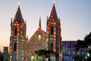 Des décorations de Noël autour de l’église du Saint-Rosaire de Kudapaduwa, à Nagombo (à environ 40 km au nord de Colombo, la capitale).