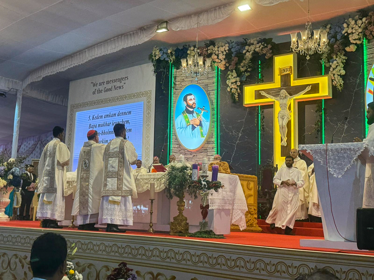 Le 3 décembre pour la fête de saint François Xavier, les participants ont participé à une messe dans la basilique de Bom Jesus de Vieux-Goa, présidée par le cardinal Tagle.