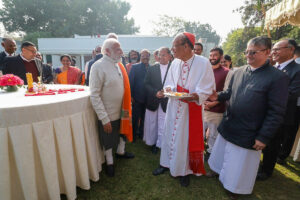 Le Premier ministre indien Narendra Modi, le 25 décembre 2023 avec le cardinal Oswald Gracias et d’autres responsables chrétiens à New Delhi.