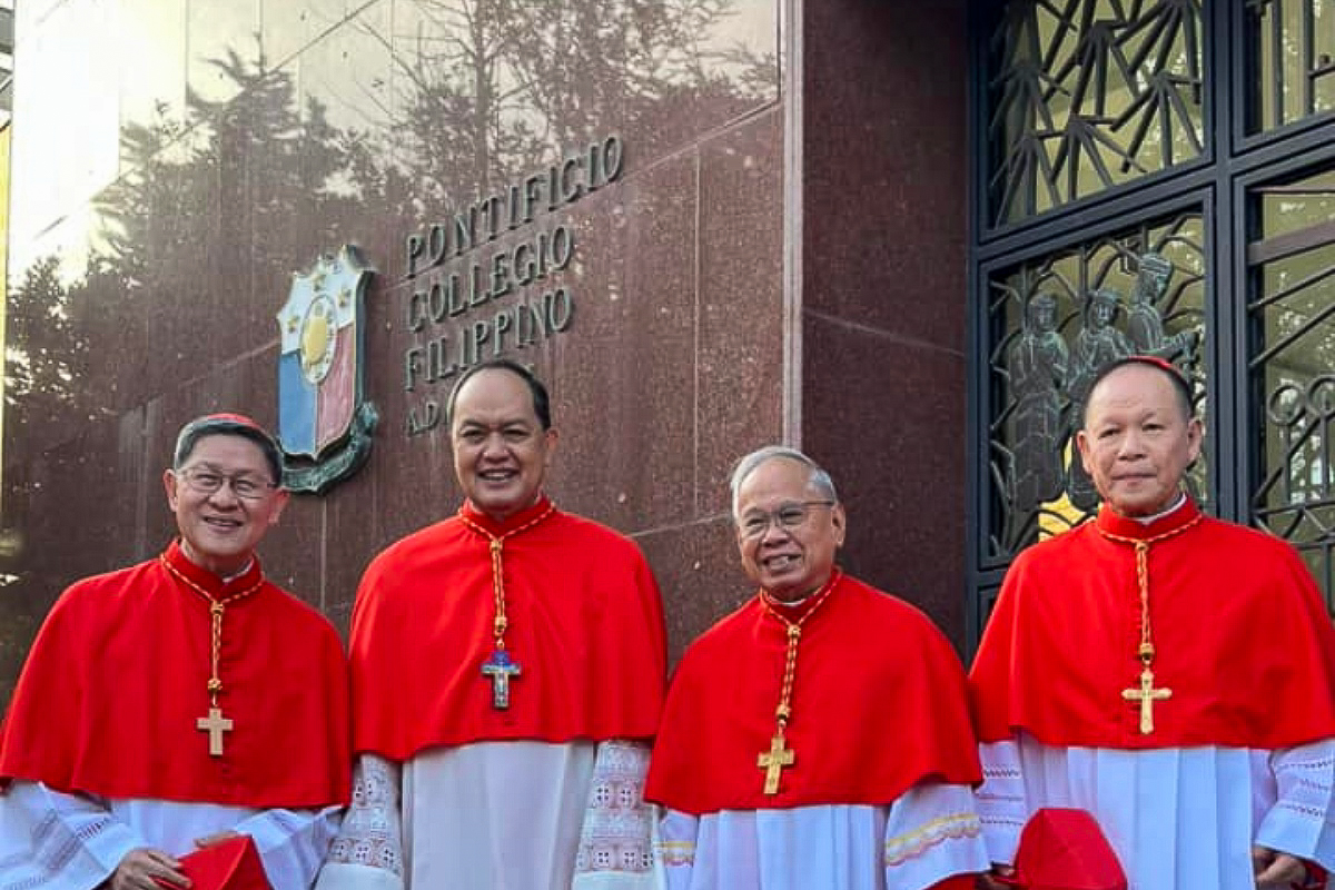 Le cardinal David (2e à partir de la gauche), avec le cardinal Tagle et deux autres évêques philippins devant le Collège pontifical philippin à Rome.