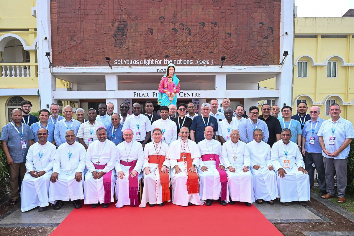 Le cardinal Tagle, pro-préfet du Dicastère pour l’évangélisation, le cardinal Ferrao, archevêque de Goa, et l’ensemble des 22 sociétés missionnaires présentes à la rencontre internationale du Misal (2 au 6 décembre à Goa).