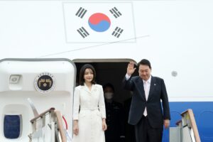 Le président Yoon Suk-yeol et la première dame Kim Keon Hee, en juin 2022 à la base aérienne de Séoul.