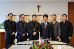 Mgr Chung Soon-taek, archevêque de Séoul, le 2 décembre avec le ministre de la Culture sud-coréen. Les évêques demandent au président Yoon de s’excuser.