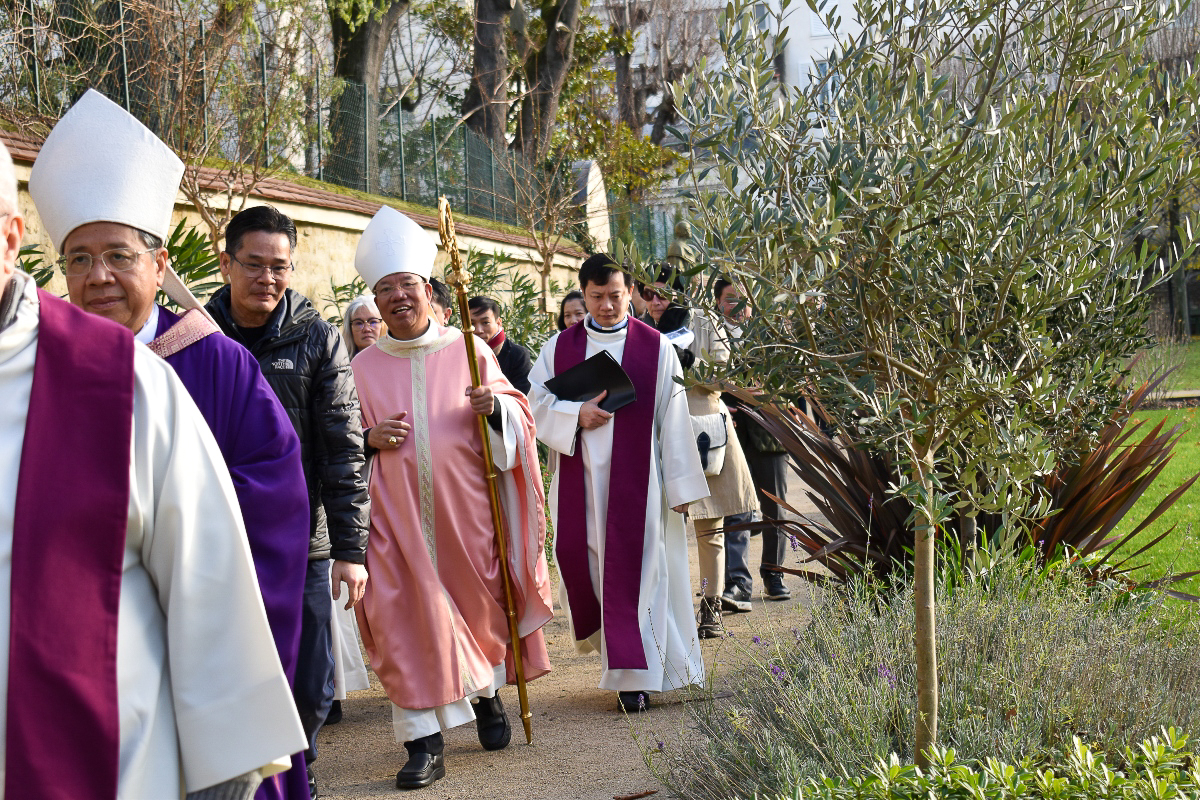 Mgr Joseph Vu Van Thien, archevêque de Hanoï (au centre), le 15 décembre 2024 à Paris.