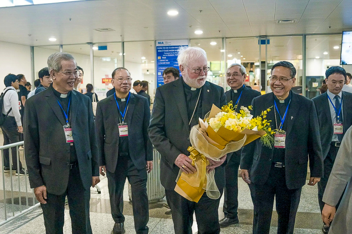 Mgr Paul Richard Gallagher accueilli avec des fleurs, le 9 avril 2024 à son arrivée à Hanoï.