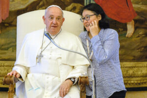 Momoko Nishimura avec le pape François.