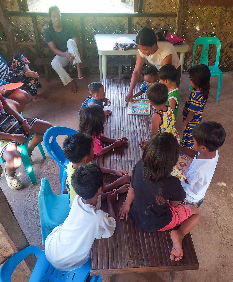 Rencontre avec des enfants de la communauté.