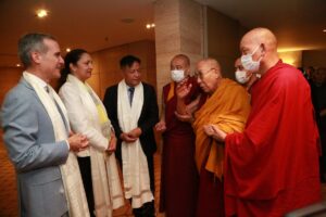 Rencontre en 2023 à New Delhi entre la diplomate américaine Uzra Zeya et le dalaï-lama, en présence du Sikyong Penpa Tsering (au centre).