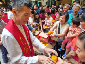 Bénédictions et distribution des oranges, mercredi 29 janvier 2025 dans la paroisse Saint-Ignace de Singapour.