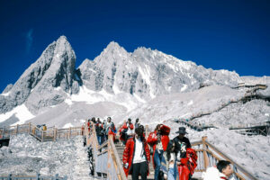 Des touristes chinois au Yulong Xue Shan, un massif de montagnes situé au Yunnan, à 35 km de la ville de Lijiang.