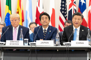 Donald Trump avec l’ancien Premier ministre japonais Shinzo Abe et le président chinois Xi Jinping, en 2019 à Osaka, Japon.