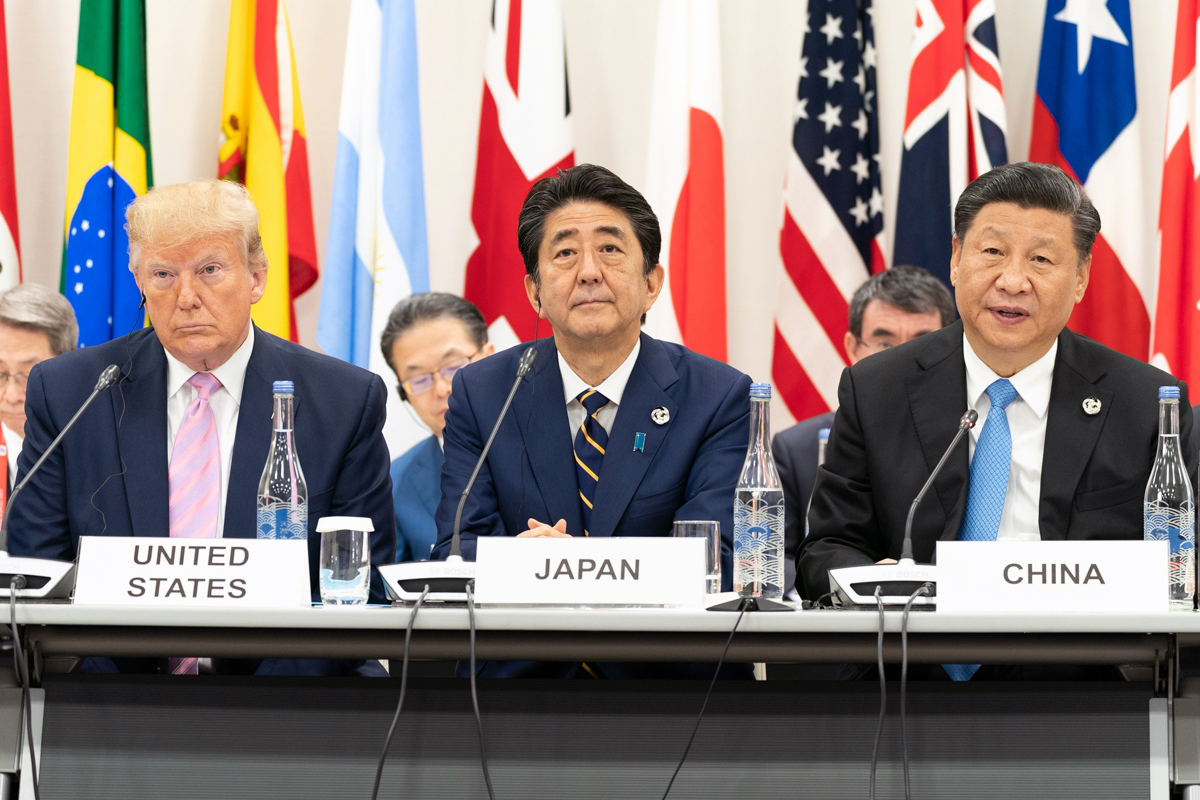 Donald Trump avec l’ancien Premier ministre japonais Shinzo Abe et le président chinois Xi Jinping, en 2019 à Osaka, Japon.