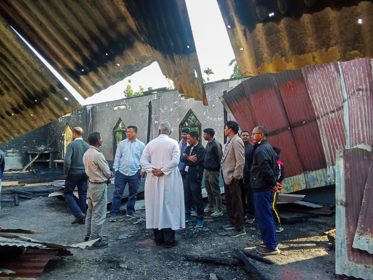 La chapelle Sainte-Thérèse de l’Enfant-Jésus du village de Chokragaon, Assam, après un incendie déclaré dans la nuit du 15 janvier.