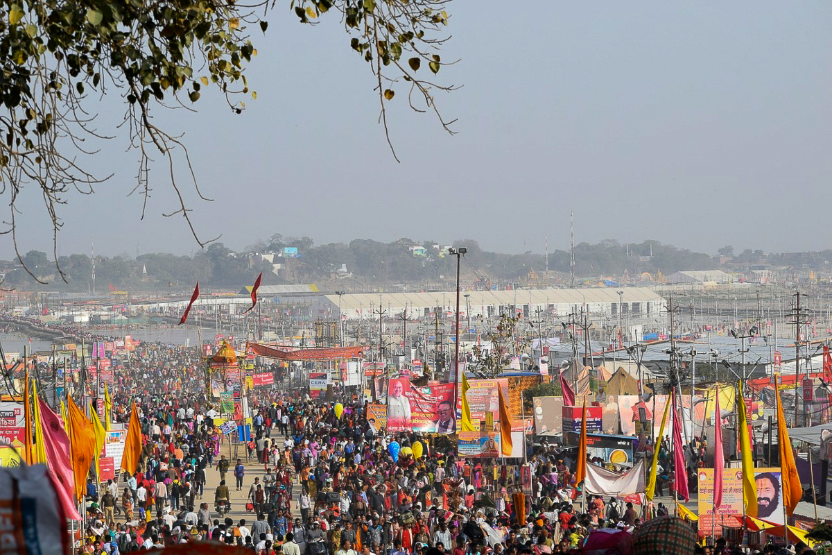 La fête hindoue de Kumbh Mela, le plus grand rassemblement religieux au monde, a débuté ce lundi 13 janvier et doit durer jusqu’au 26 février.