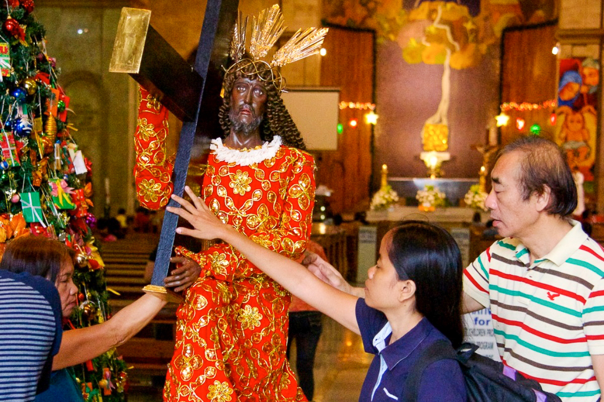 La statue du Nazaréen Noir dans la basilique mineure de Quiapo, Manille.