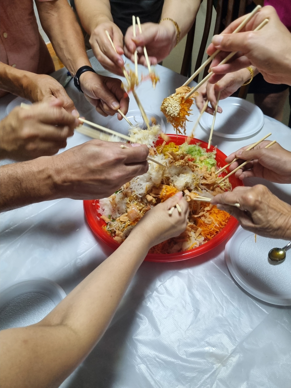 Le Yushen ou Lohei, une salade de poisson cru emblématique du Nouvel an chinois à Singapour.