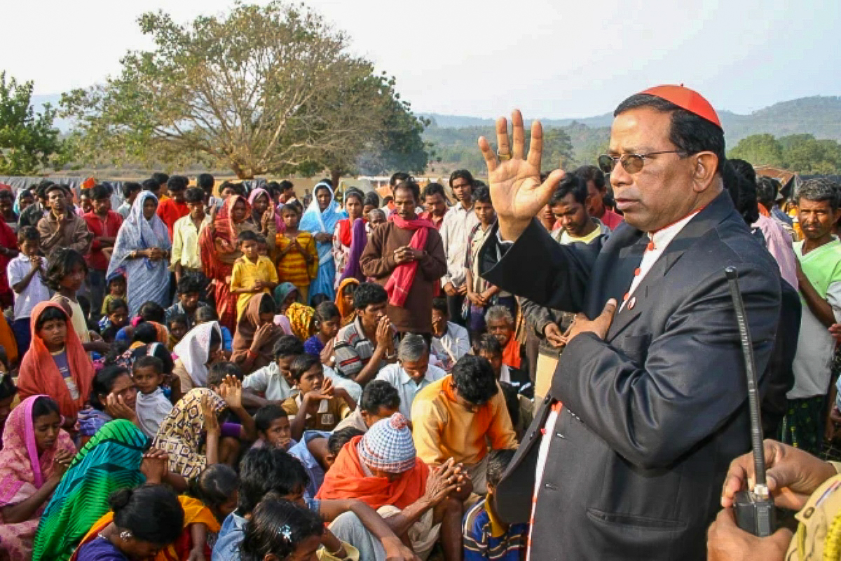 Le cardinal Toppo (décédé en 2023) bénit des réfugiés chrétiens à Barakhama, Kandhamal, en janvier 2008.