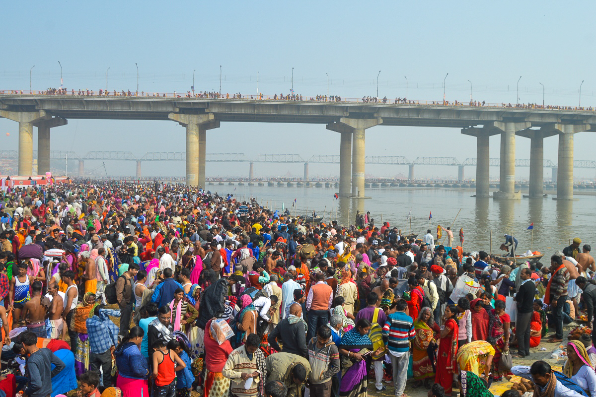 Le plus grand rassemblement religieux au monde, la Kumbh Mela (ici en 2019 à Prayagraj – Allahabad –, Uttar Pradesh, avec le Shastri Bridge en arrière-plan).