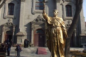 Une statue de Matteo Ricci devant la façade de la cathédrale de l’Immaculée-Conception, Pékin.